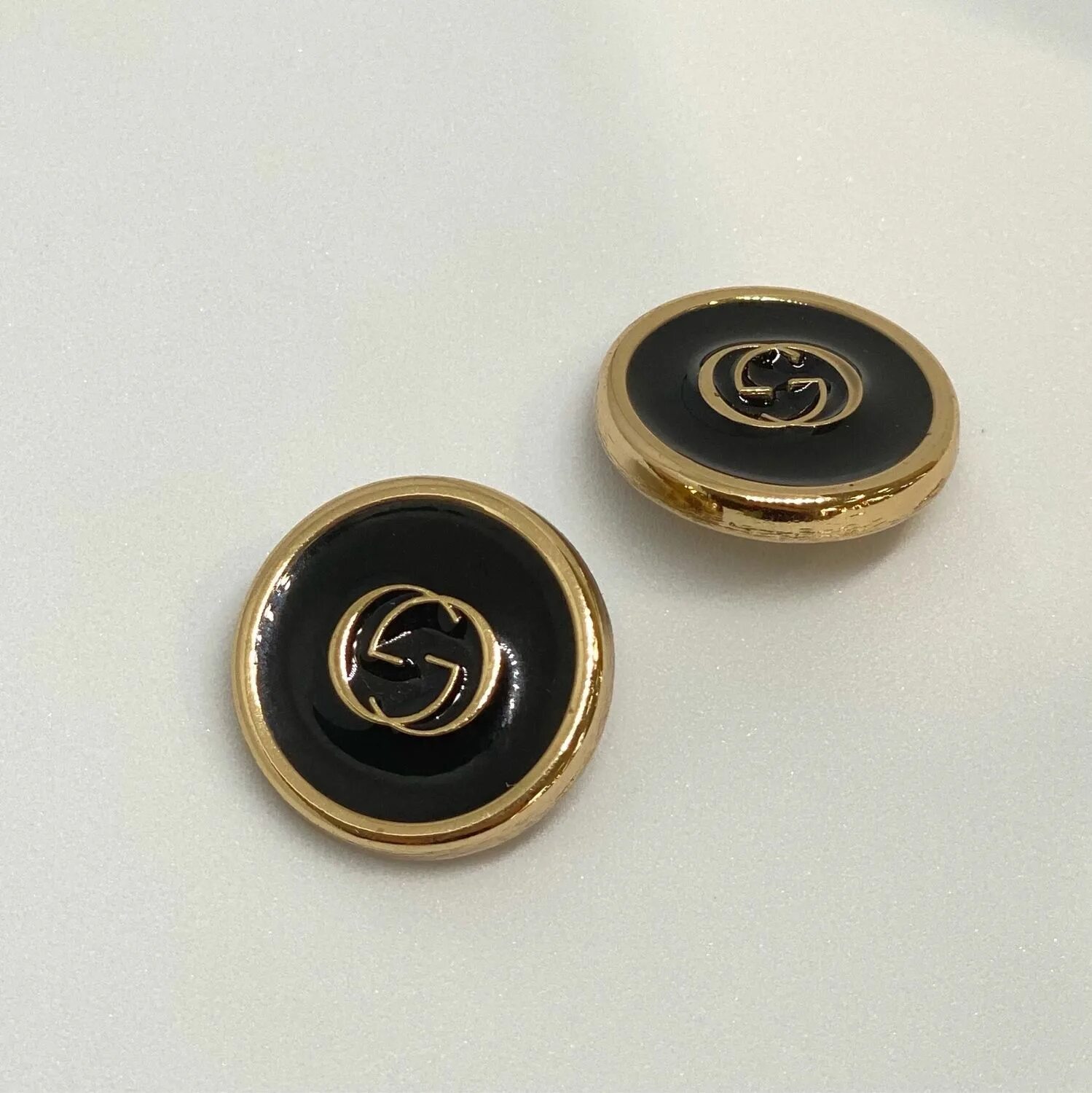 Button бренд. Фурнитура гуччи. пуговицы гуччи фурнитура. пуговицы гуччи фурнитура тканиссимо. брендовые пуговицы gucci.