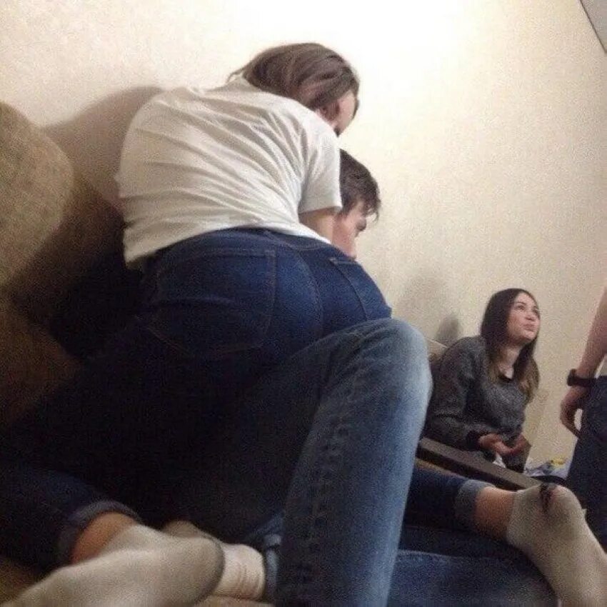 Трогаем пьяную девушку. Трогаем пьяную девушку