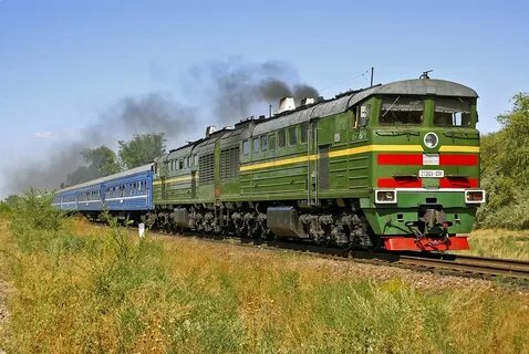 Тепловоз везет состав