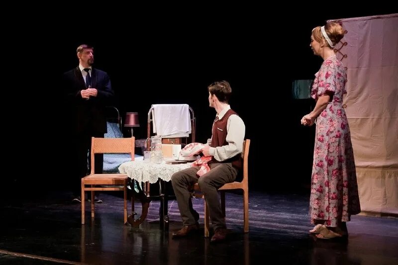 Сцена из спектакля. Вампилова «история с метранпажем». Метранпаж профессия. Сущий ангел спектакль нур. Метранпаж.