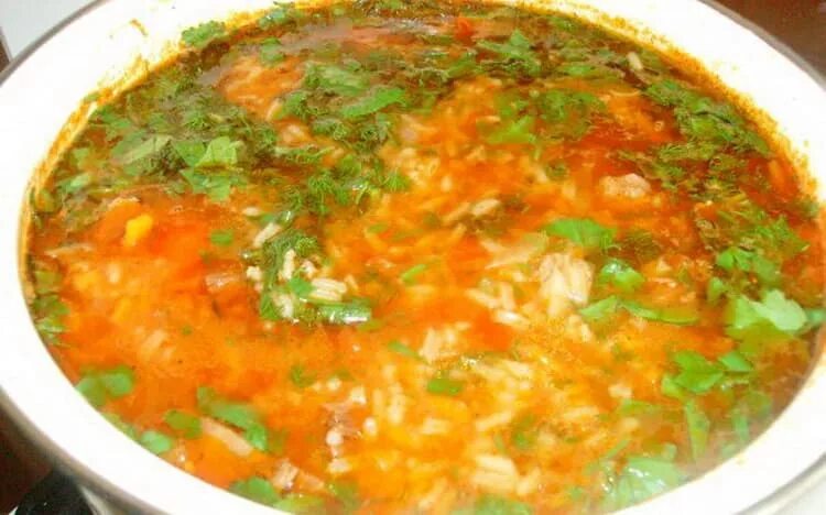 Харчо с картошкой и рисом в кастрюле. Суп-харчо из курицы с рисом. суп харчо в кастрюле. суп-харчо классический с курицей. харчо на курином бульоне.