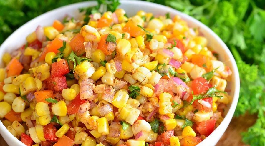 Салат с кукурузой консервированной простой. Салат с тунцом и кукурузой. Салат с авокадо и кукурузой. Салат с кукурузой и помидорами. Салат с тунцом и кукурузой.