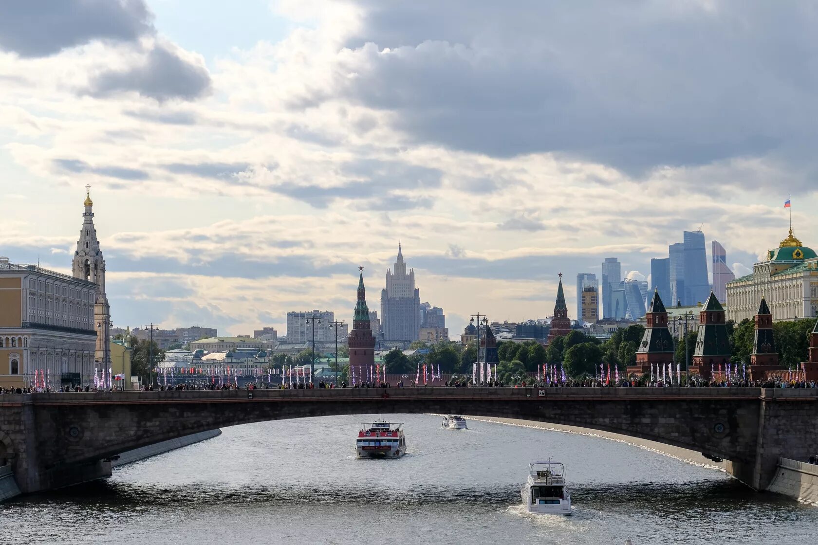 Реки около кремля. Кремль парк зарядье. парк зарядье мост кремль. зарядье вид на кремль. зарядье вид с реки.