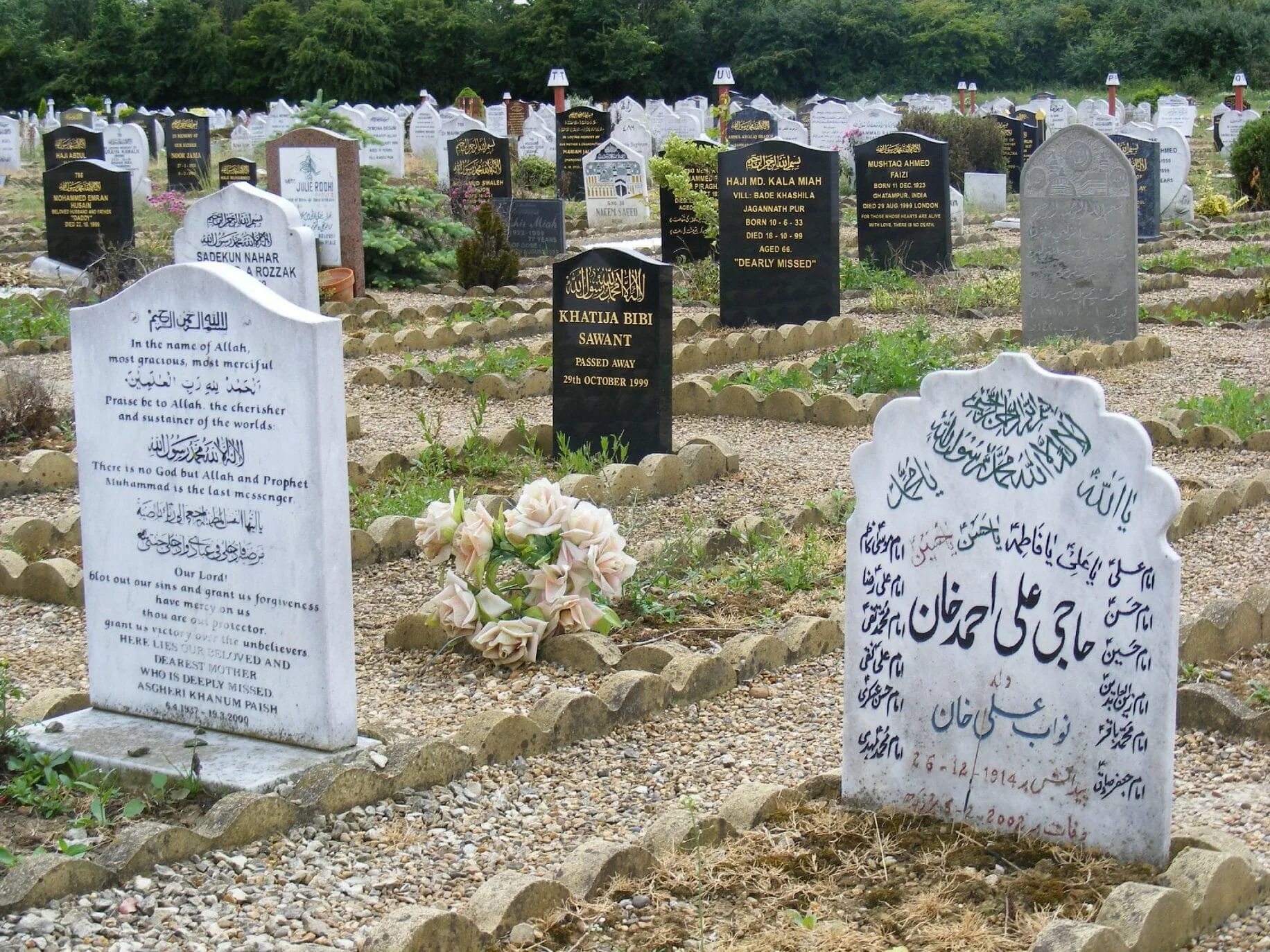Можно ли посещать кладбище в исламе. Мусульманское кладбище. Мусульманские памятники на кладбище. Могилы на мусульманском кладбище.