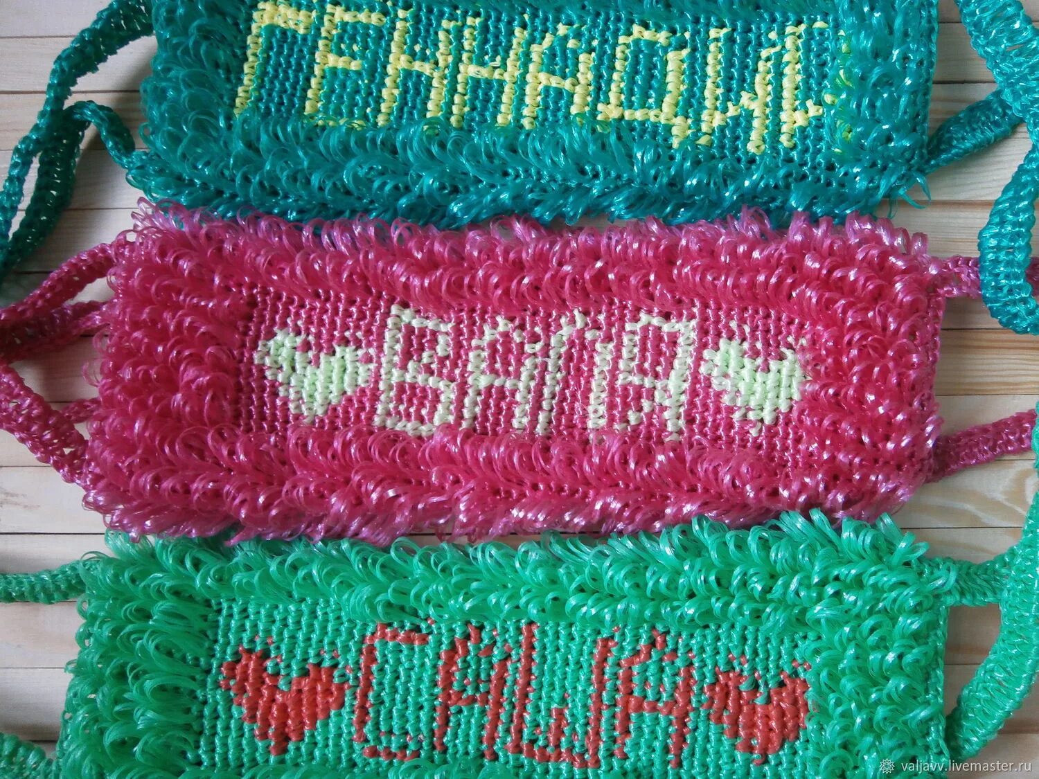 Именные мочалки с вытянутыми петлями. Мочалка крючком с вытянутыми именная. Именные мочалки. Мочалка крючком с вытянутыми именная. Мочалка крючком с вытянутыми именная.