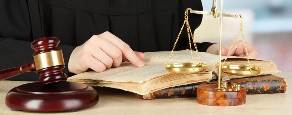 Весы юриста. Суд правосудие. Право юриспруденция уголовный процесс. Юридическая тематика. Уголовное право картинки для презентации.