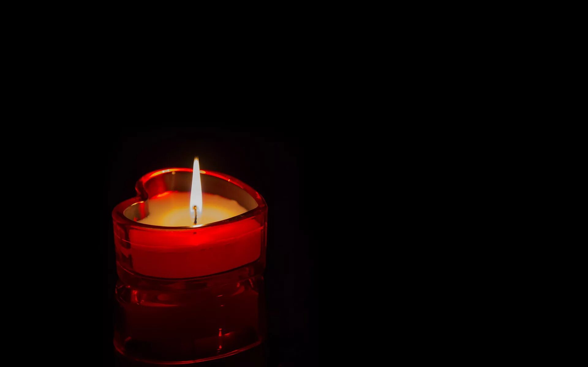 Свеча на черном фоне. Траурная свеча. Свеча памяти. Свеча на темном фоне. Черная свеча памяти