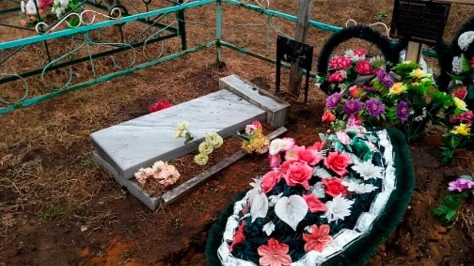 Похоронить фото на кладбище. Вялсы кладбище. детские могилы на кладбище. свежая могила на кладбище. могилы детей на кладбищах.