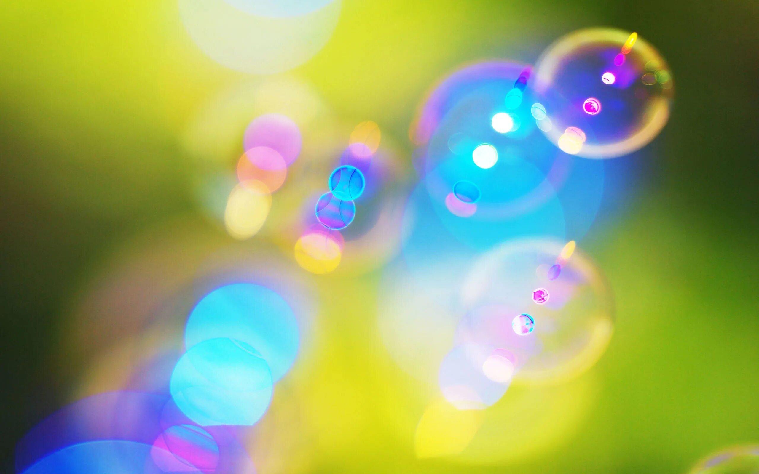 Яркие пузырьки. Разноцветные пузыри. Разноцветные мыльные пузыри. Цветные блики. Разноцветные блики.