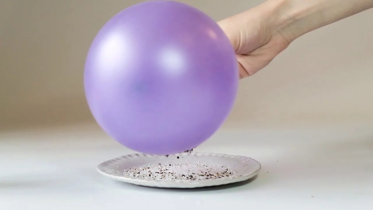 Наэлектризованный воздушный шарик. Эксперимент с шариком. Опыты с воздушными шарами. Опыт с воздушным шариком.