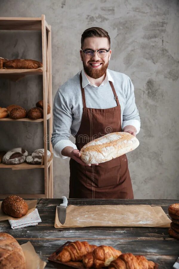 Глупый парень за хлебом 6. Люди в пекарне. Мужчина в пекарне. Мужчина с хлебом. Пекарь держит хлеб.