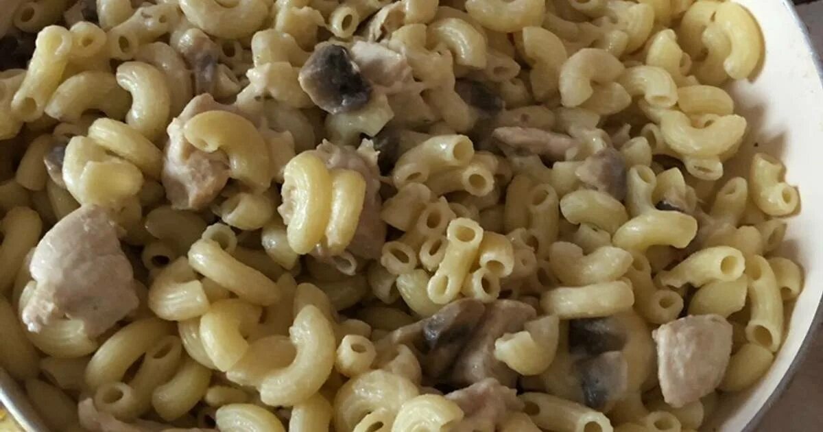 Макароны с грибами и сметаной. Шампиньоны со сметаной к макаронам. Макароны с мячом в сметанном соусе. Паста с грибами и сметаной. Макароны с шампиньонами в сметане.