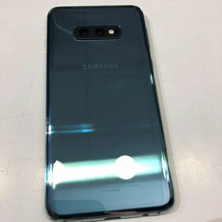 Samsung galaxy s10 зеленый. Смартфон samsung galaxy s10 аквамарин. Самсунг s10e зелёный серый маленький. Samsung galaxy s10e. S10e аквамарин фото.