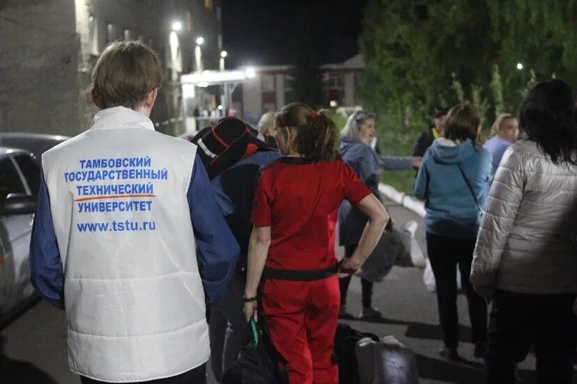 Волонтеры беженцы. Беженцы из Белгородской области. Шебекино эвакуированные люди. Волонтёрские движения в Белгородской области. Гуманитарная помощь беженцам.