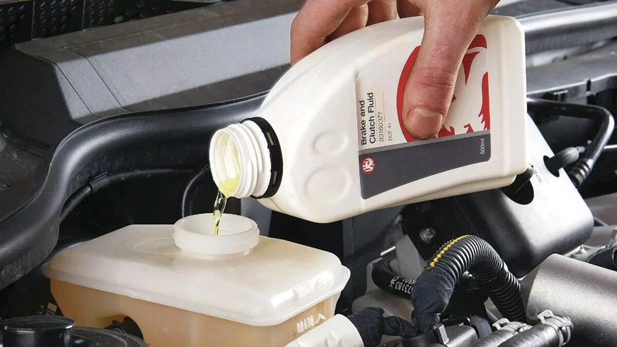 Куда налить тормозную жидкость. Hyundai brake fluid. тормозная жидкость brake fluid. доливка тормозной жидкости ямаха гризли 7000. долив тормозной жидкости.