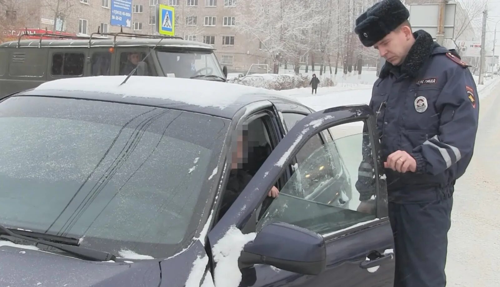 Тонировка инспектор. Операция тонировка. Тонированная машина Ижевск. Автоинспекторы измеряют тонировку. Штраф за тонировку в 2024.