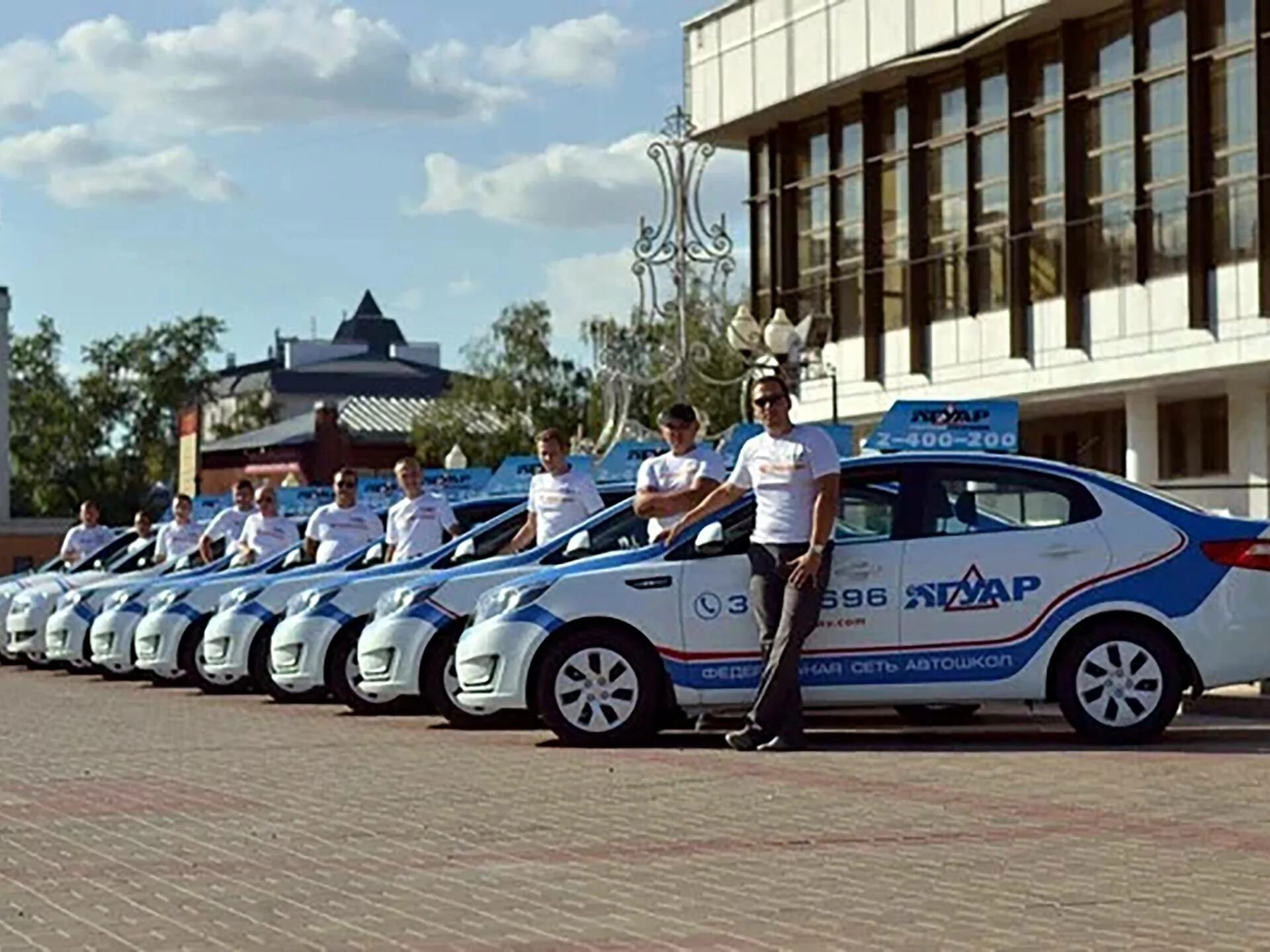 Автошкола ягуар воронеж. Автошкола ягуар москва. Автошкола ягуар воронеж инструкторы по вождению. Автошкола баннер. Автошкола ягуар чебоксары.