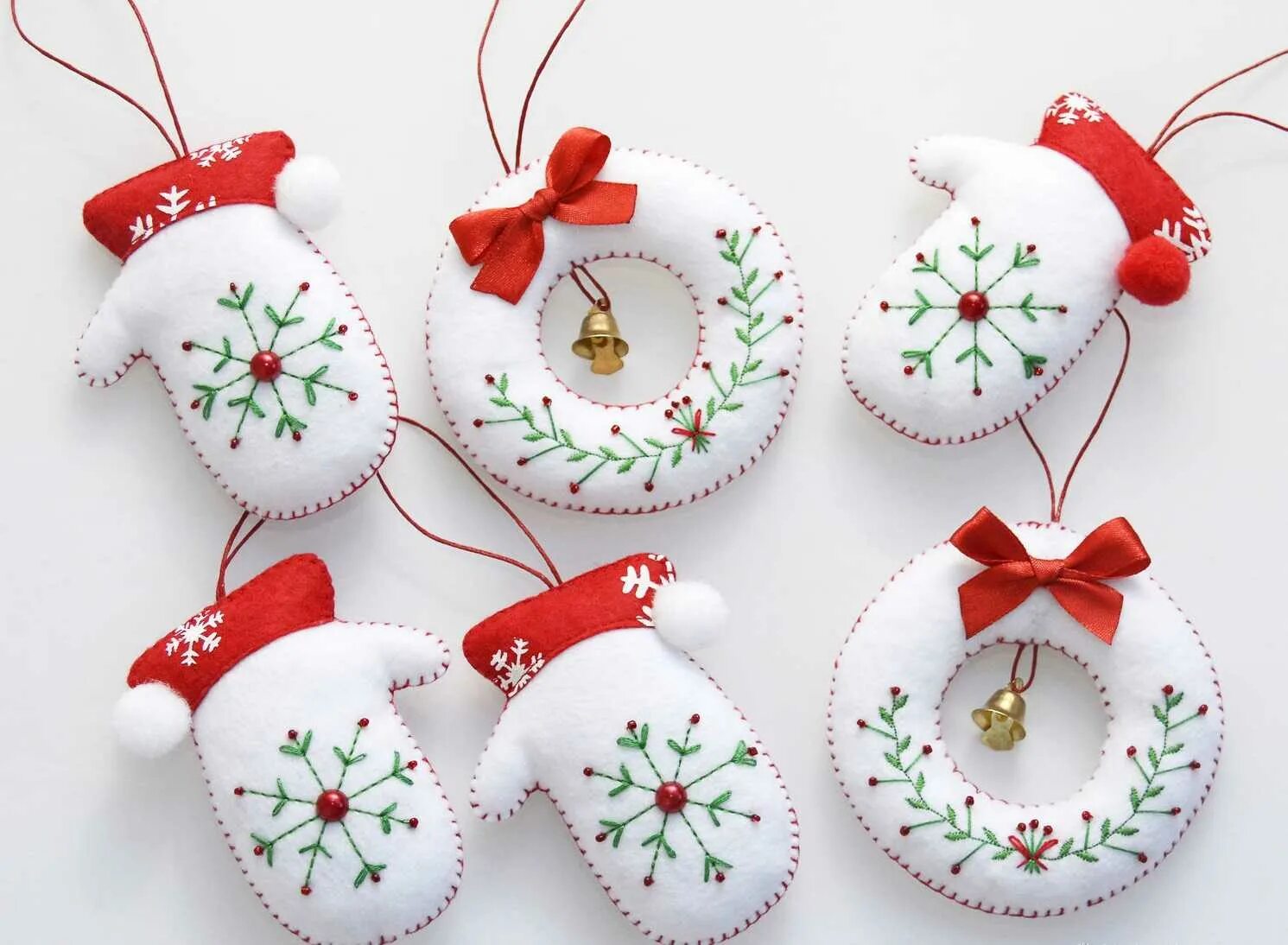 Новогодние игрушки своими руками. Новогодние поделки своими руками. Елочные игрушки из фетра. Елочная игрушка своими руками. Новогодние поделки.