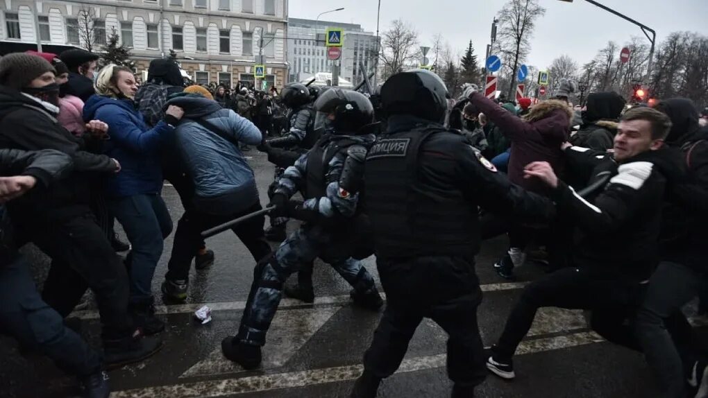 Пат кольцово принят. Восстание против школы. Бунт застройщиков. Болотная площадь 2012 столкновения с полицией. Голодный бунт картинки.