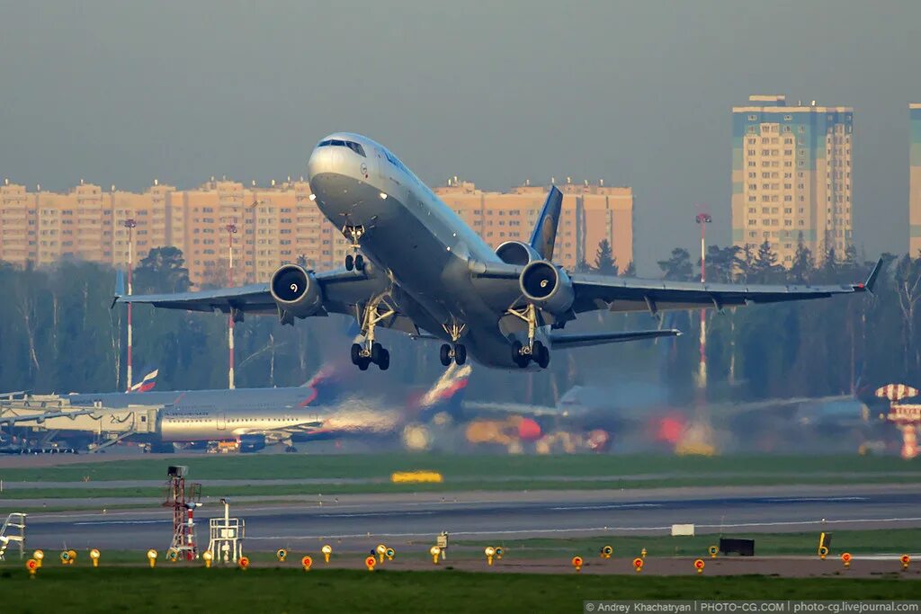 шереметьево самолеты. аэрофлот шереметьево ночи. боинг 777 взлет. гроза в аэропорту. самолет взлетает шереметьево.