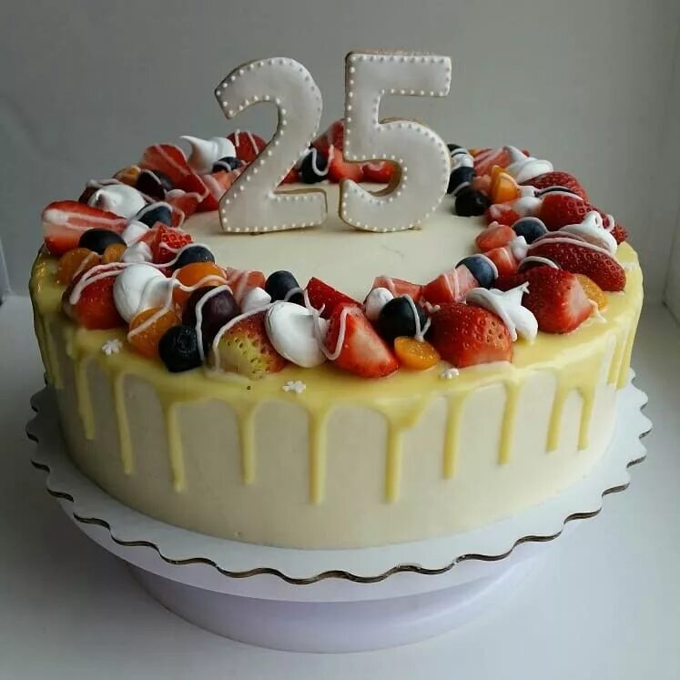 Торты на день рождения девушке 20. Торт. Торт на день рождения девочке 20 лет. Украшение торта на 25 лет. Торт на 25 лет.