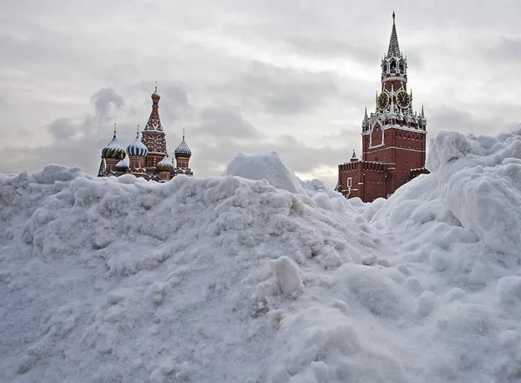 Russia winters are cold. Кремль в снегу. Снег в Москве. Россия зимой. Красная площадь в снегу.