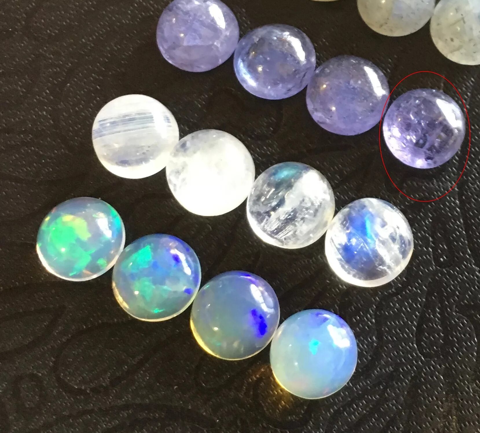 Цвет лунного камня. Цвет лунного камня. Адуляр камень. Лунный адуляр. Цвет лунного камня.