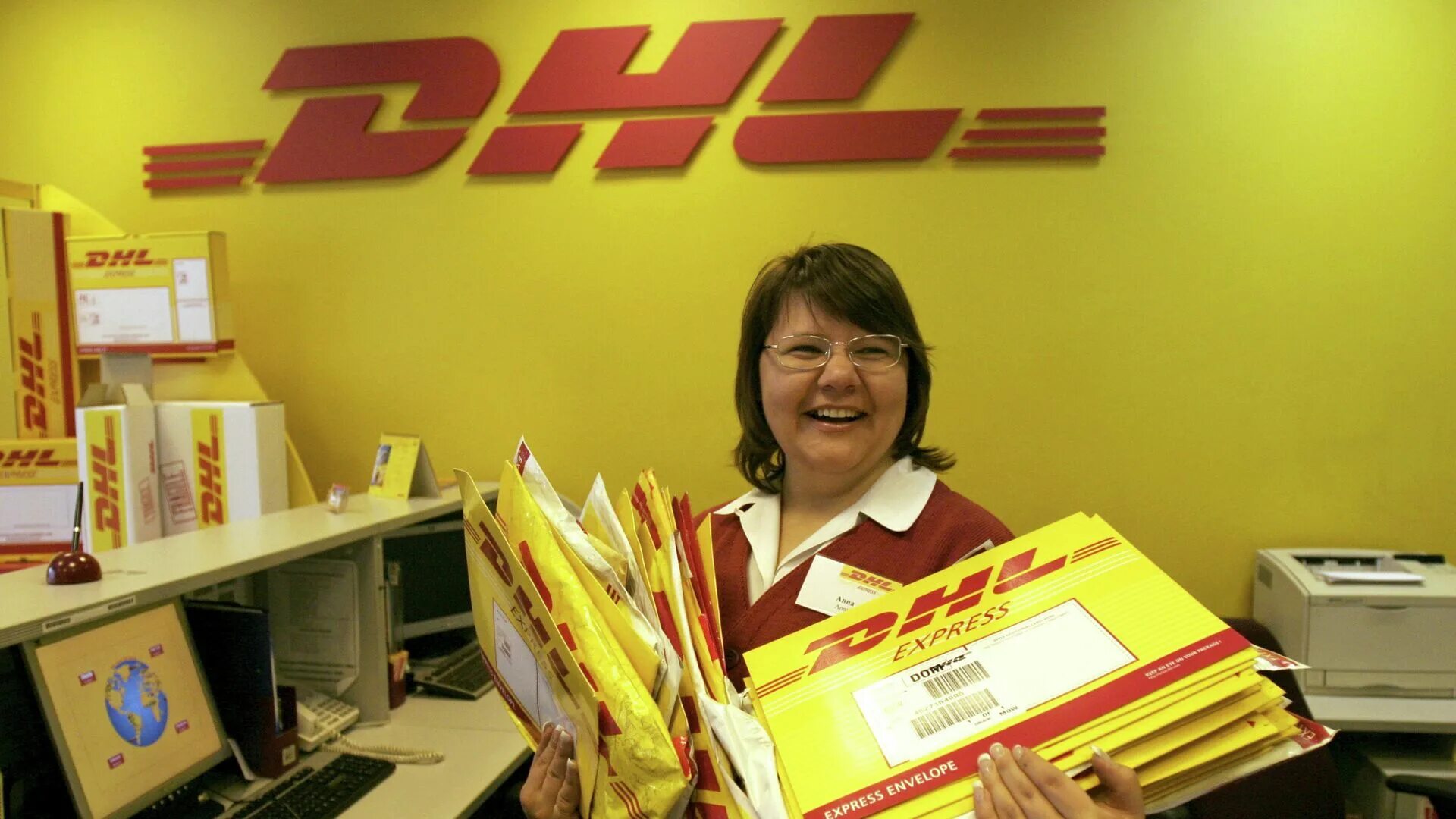 Dhl алматы. DHL офис. Курьер DHL. DHL Москва. DHL Express Москва.