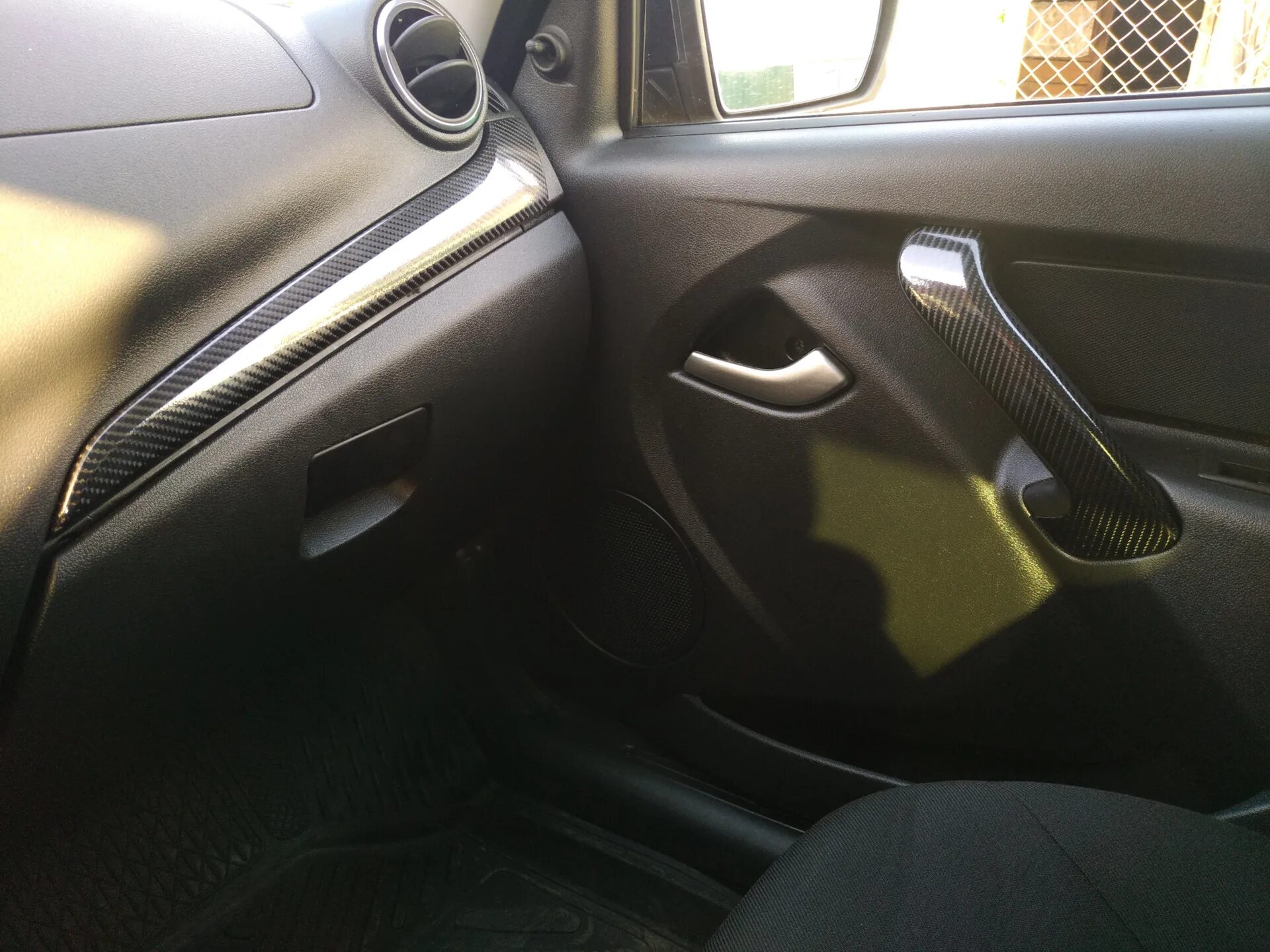 Карбон калина 2. Гранта карбон. Гранта салон карбон. Гранта карбон. Гранта ручки в карбон.