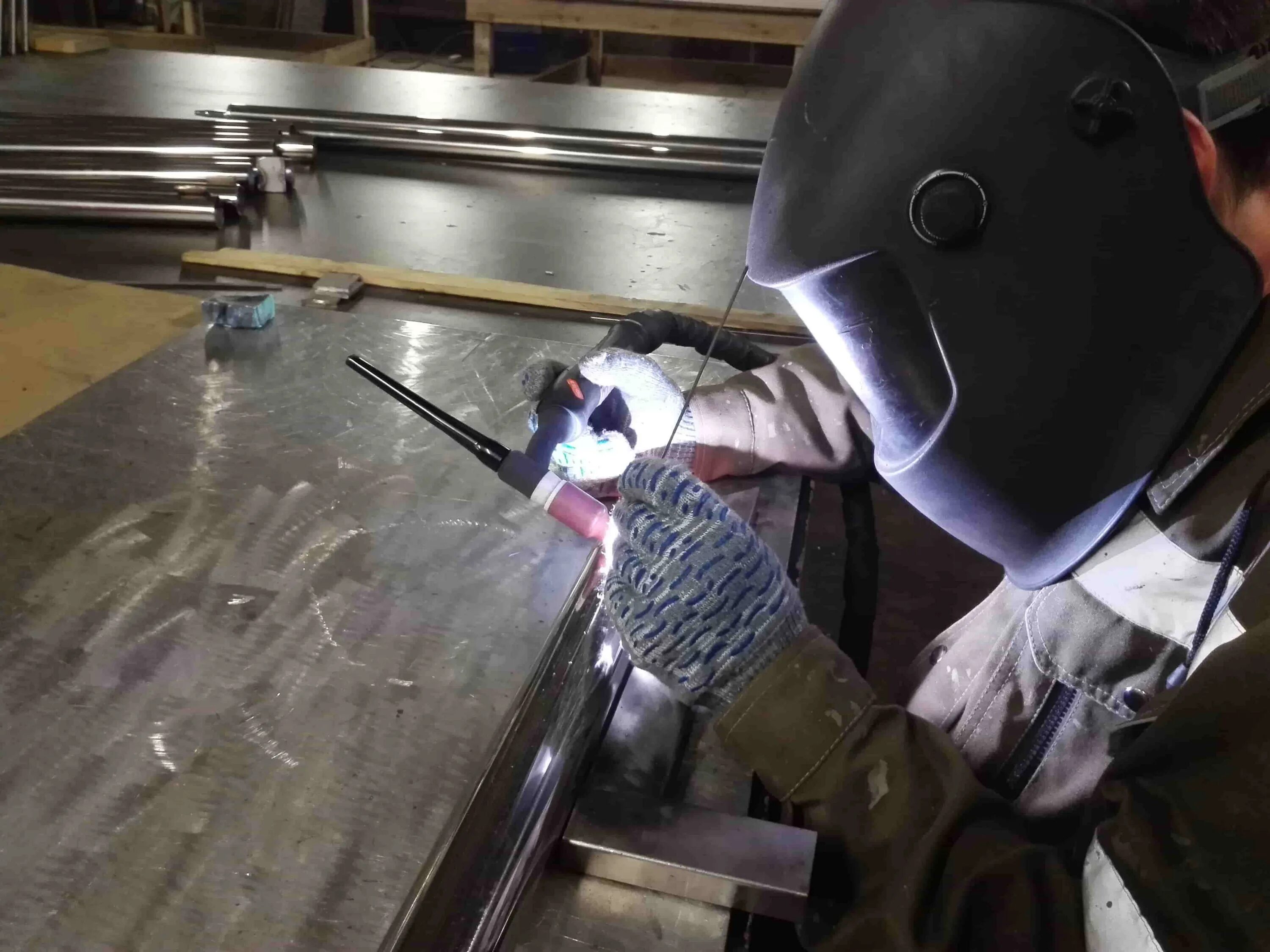 сварщик аргон. аргоновая сварка tig. работа сварщиком аргонщиком вакансии. профессиональный аргонщик. ручная аргонодуговая сварка.