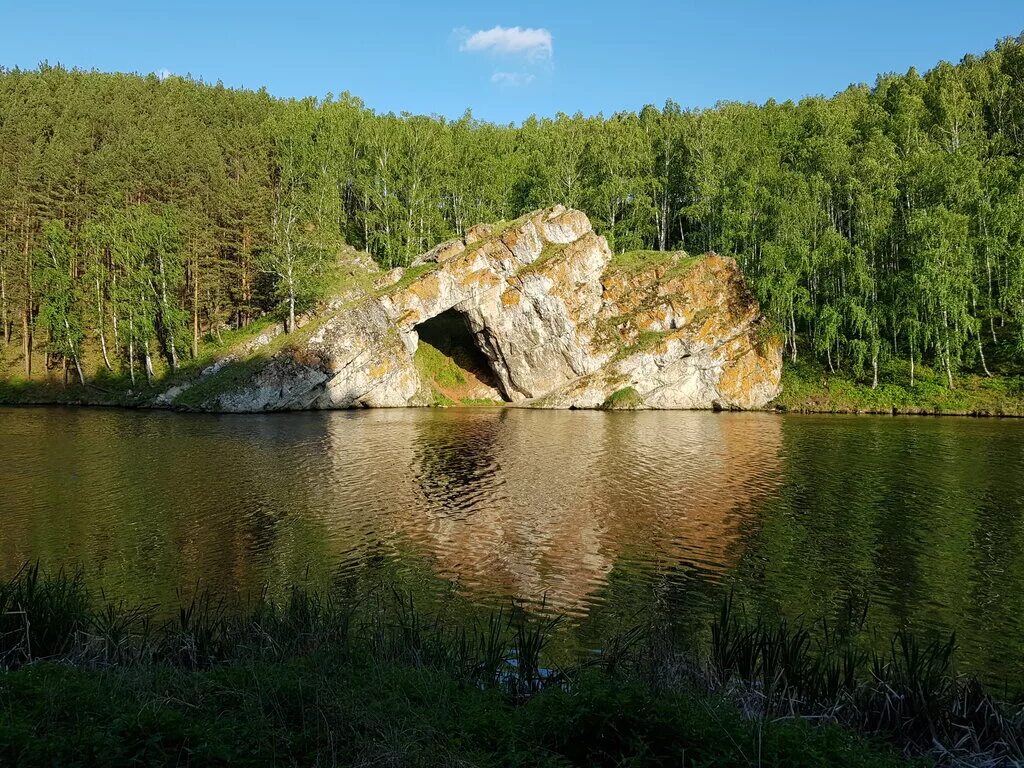 Каменские горы. Скала каменные ворота Каменск-Уральский. Урал Каменск Уральский каменные ворота. Скалы на Исети Каменск Уральский. Скала каменные ворота Свердловская область.