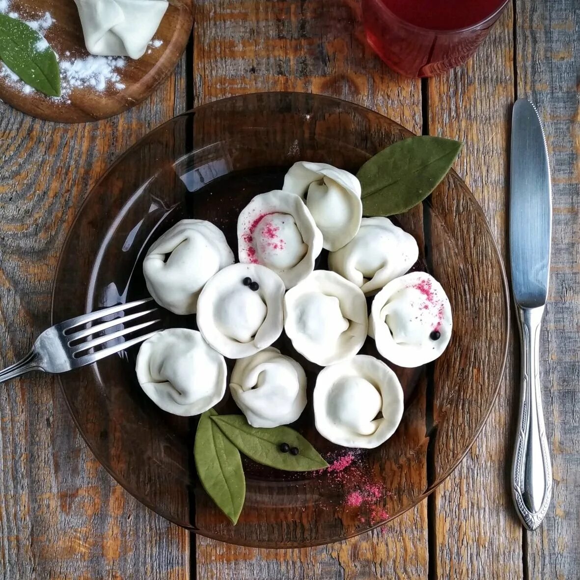 Шоколадные пельмени. Сладкие пельмени из шоколада. Конфеты в виде пельменей. Шоколад с орехами. Сладкие пельмени из шоколада.