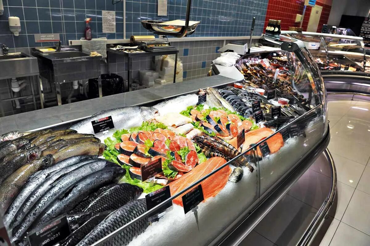 Адмирал рыба вес. Оборудование для рыбного магазина. Магазин с овощами и мясом. Рыбный отдел в магазине. Рыба свежая в магазине.
