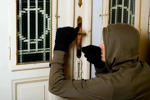 Проникать в жилище без согласия