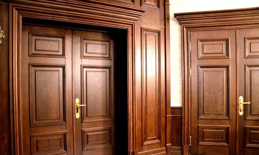 Межкомнатные филенчатые. Двери входные деревянные филенчатые. Двери межкомнатные филенчатые. Деревянные двери межкомнатные. Массивная деревянная дверь.