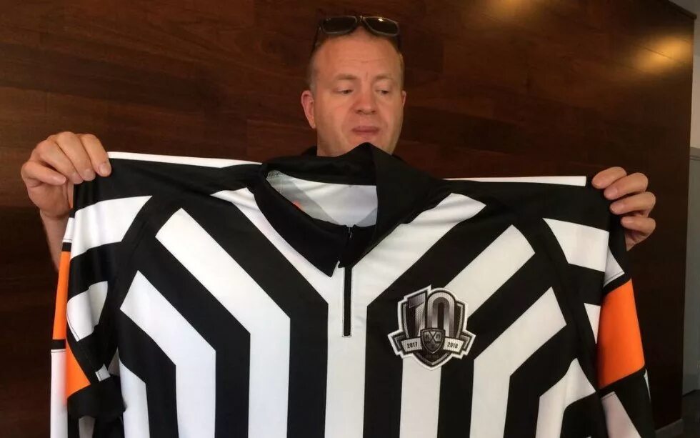 Константин оленин арбитр. Экипировка судьи. Помощники судьи в футболе. Судейский хоккейный свитер. Судейская форма givova.