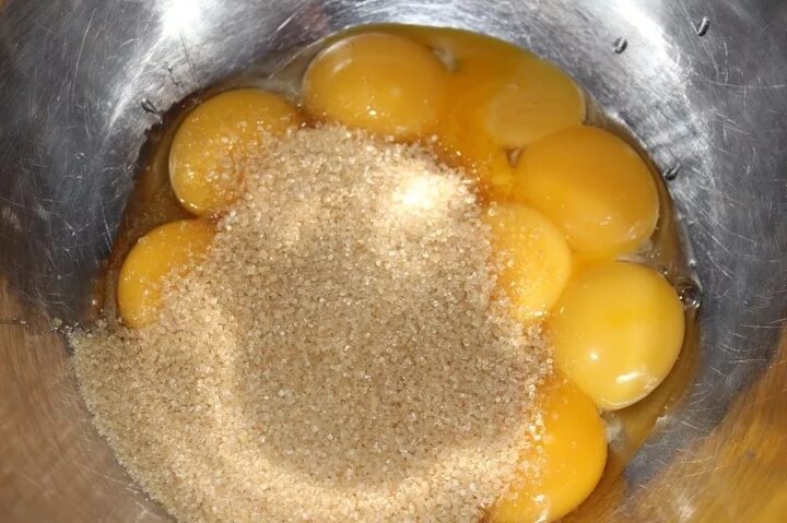 Торт из желтков. Торт из желтков яиц. Что можно приготовить из желтков оставшихся. Взбить яйца и вылить в кипящую воду. 10 Желтков.