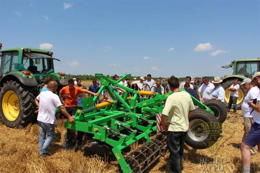 комбинированные почвообрабатывающие агрегаты jone deer. демонстрация сельхозтехники на поле. борона велес. велес сельхозтехника. велес сельхозтехника.