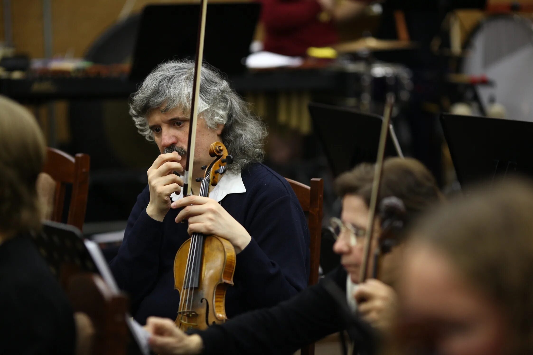 Скрипач михаил гантварг. Скрипач питер. Питер гут дирижер. Уличные музыканты петербург. Скрипач питер.