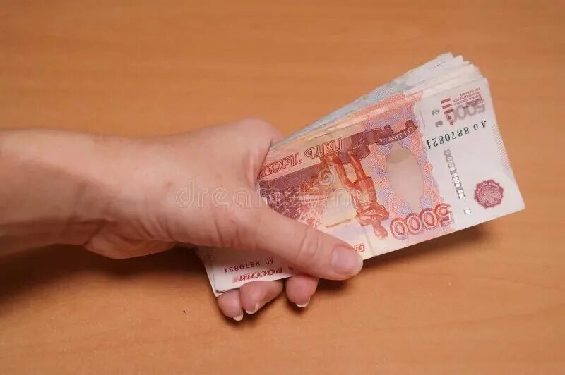 5 рублей в руке. Рубли в руках. Пачка рублей в руках. Рука держит пачку денег. 2000 Рублей в руках.