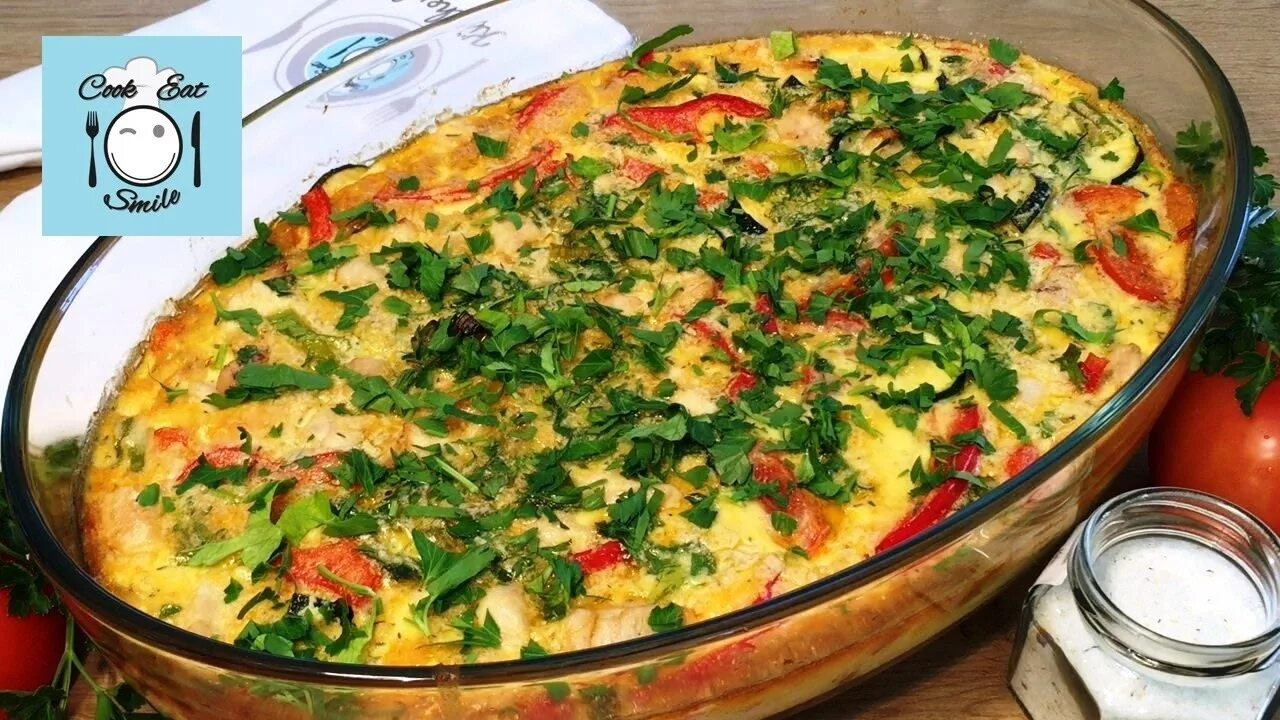 Омлет с курицей и овощами. Итальянская яичница фриттата. фриттата с куриной грудкой и овощами. омлет с овощами в духовке.
