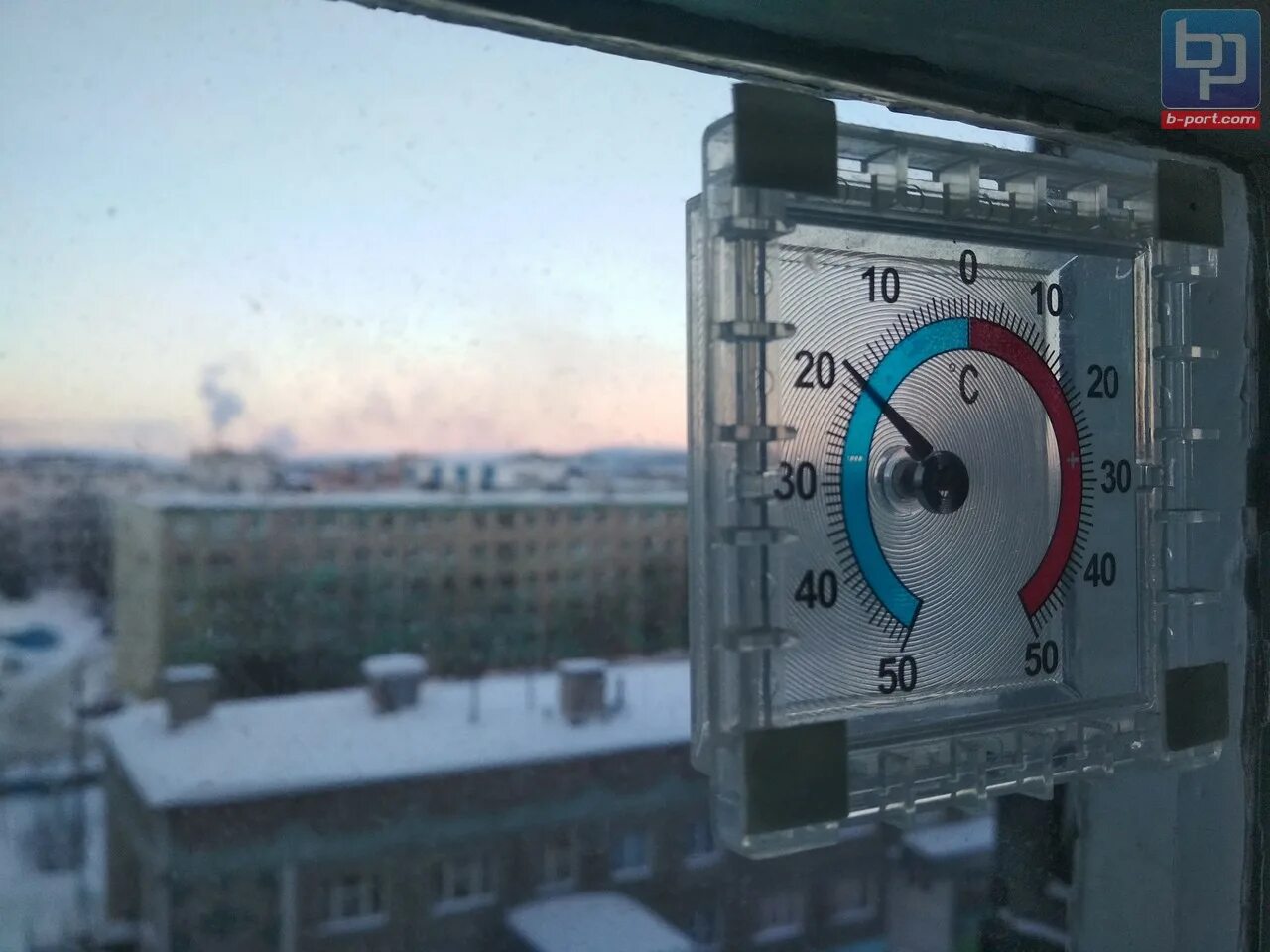 Температура в мурманске летом. Мурманск температура. Градусы Мурманск. Мурманск 40 градусов. Мурманск холодно -40 градусов.