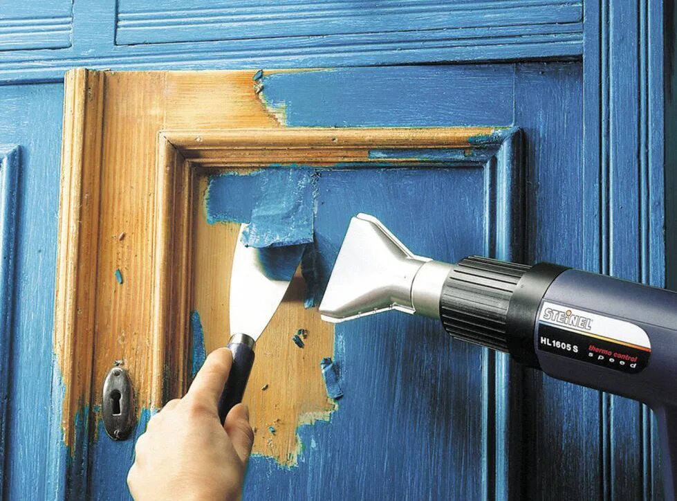 Чем можно отмыть дверь. Краска для деревянных дверей. Покраска деревянных дверей. Снятие старой краски с деревянной двери. Крашенная деревянная дверь.
