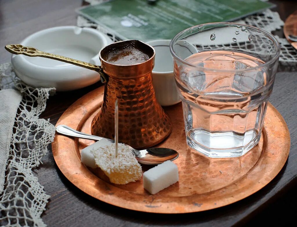 почему кофе подают с холодной водой. кофеин в кофейных напитках. почему кофе подают с холодной водой. эспрессо с водой. турецкий кофе.