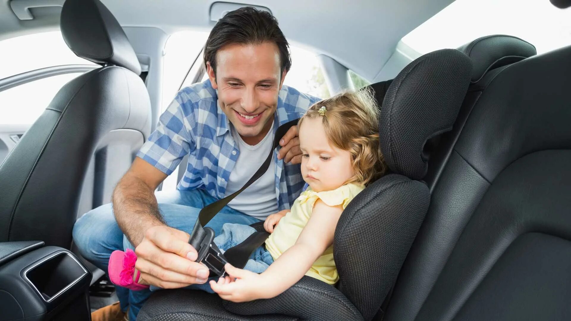 Кресло безопасности в машине. Автомобиль для детей. Детское кресло в машину. Пристегнутый ребенок в машине. Кресло для детей в машину.