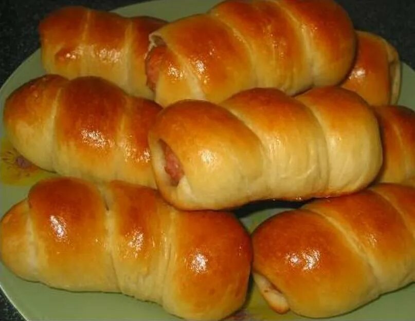 сосиска в тесте. сосиски в тесте на воде в духовке. булочка с сосиской. сосиски в тесте на воде в духовке. сосиска в тесте.