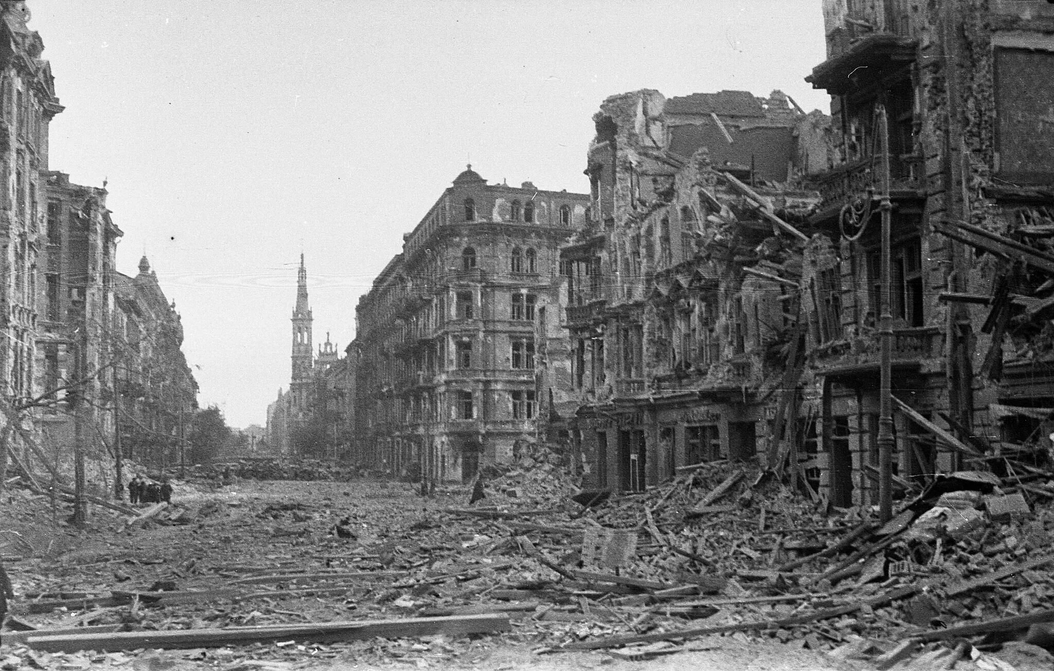 Разрушенные дома войной. Варшава 1945. Германия в 1945 после второй мировой войны. Варшава после войны 1945. Разрушенный Берлин 1945.