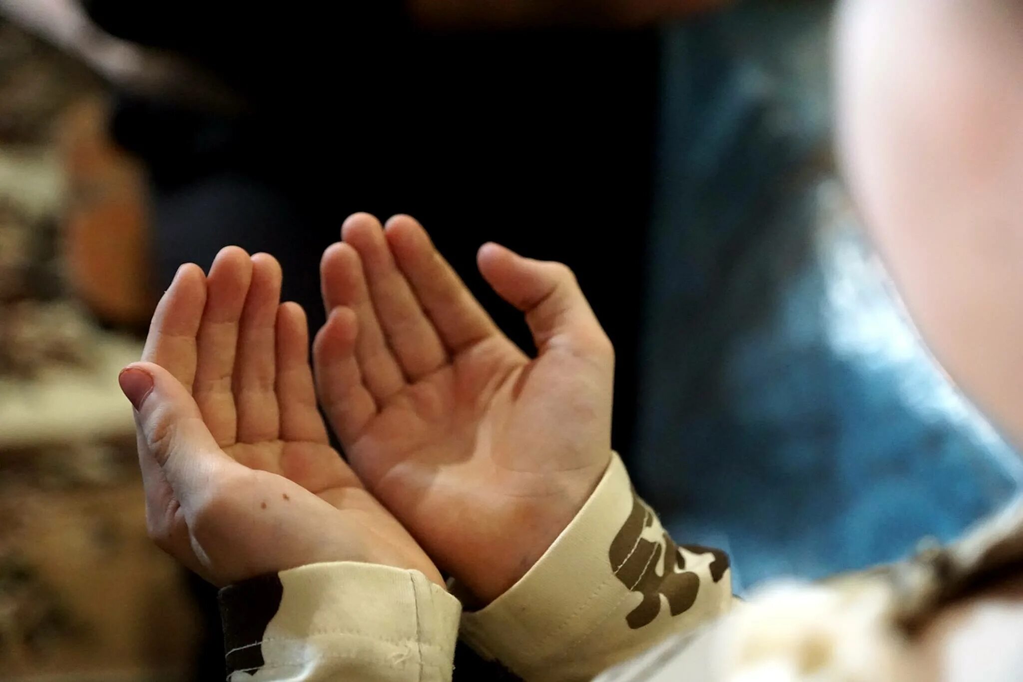 Руки во время молитвы. Мольба мусульманина. Мусульманские руки. Молитва ладони мусульман.