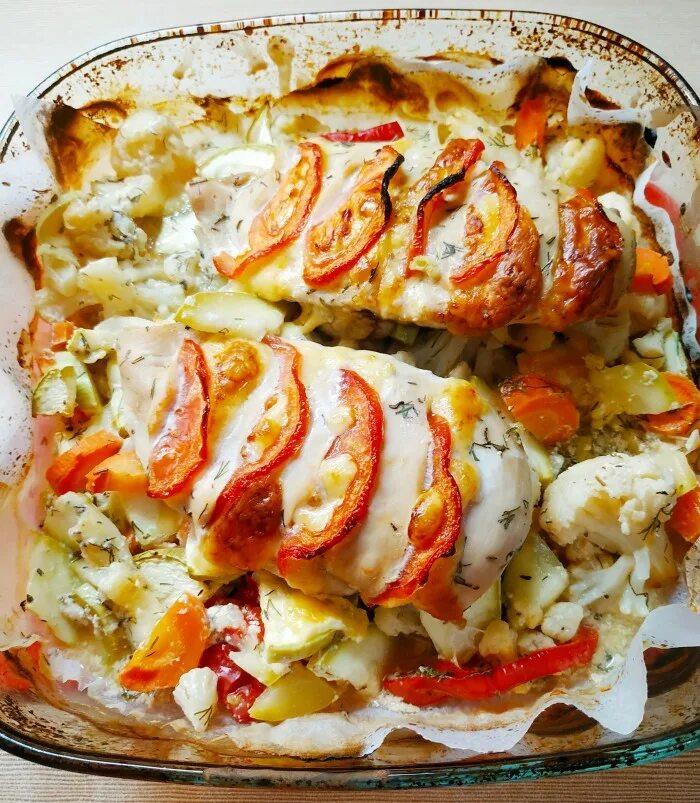 Запеченная куриная грудка в духовке диетическая. Куриная грудка с овощами в духовке. куриная грудка запеченная в духовке. грудка в духовке с овощами и сыром. куриная грудка в духовке с сыром.