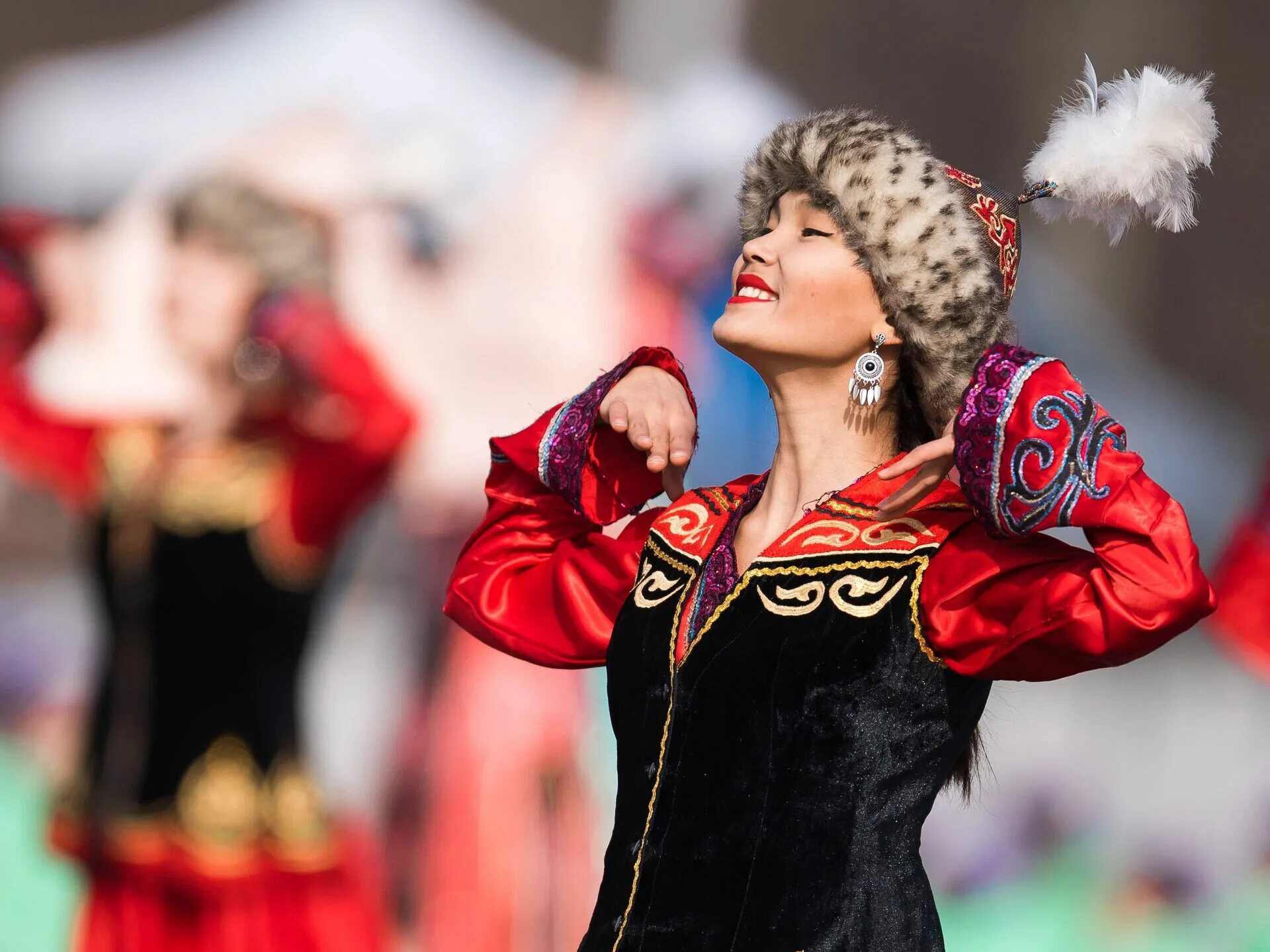 Нооруз в кыргызстане. С праздником Навруз Кыргызстан. Национальные праздники на Нооруз. Киргизские национальные платья.